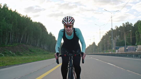 女自行车运动员在骑行