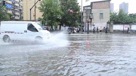 西安突发暴雨路面积水严重