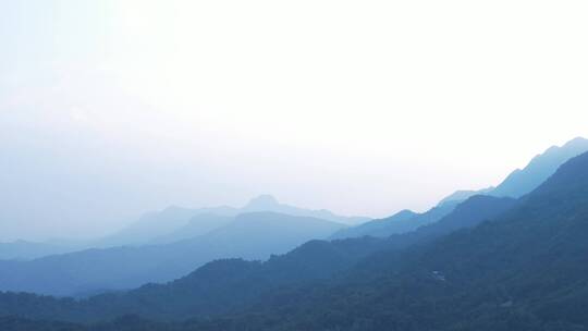 山峦叠嶂飞向山林