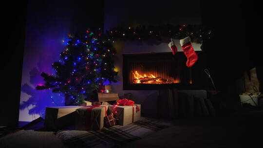 被圣诞树和圣诞花环装饰的壁炉