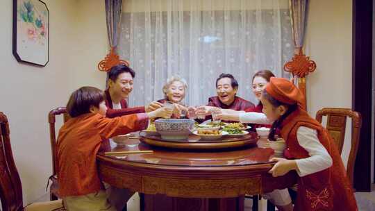 4k新年春节一家人吃年夜饭碰杯庆祝新年