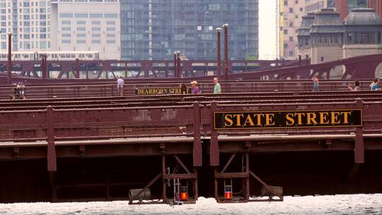 横跨芝加哥河的桥梁视频素材模板下载