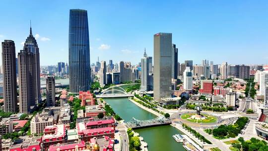 正午时分蓝天下的天津市津湾广场海河