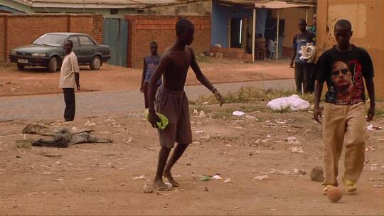 非洲男孩在街上后空翻