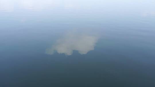 湖面倒影水面倒影天空倒影蓝天白云倒影海面