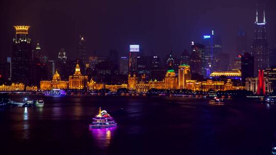 上海滨江上的灯火轮渡
