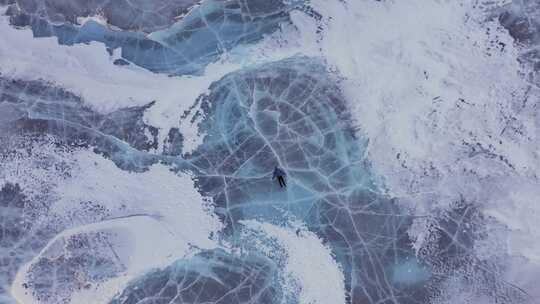 男人睡在蓝冰上赛里木湖蓝冰西藏普莫雍措