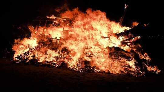 厦门钟宅送王船非物质文化遗产夜景燃烧视频