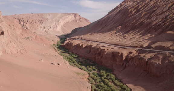 沙漠中的公路与沙漠绿洲风景