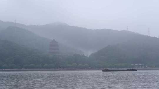 杭州钱塘江六和塔雨天风景