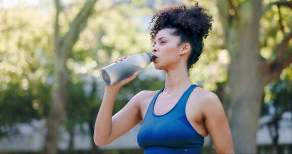 健身、女性和跑步锻炼后的饮用水、有氧运动