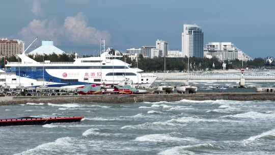 北海国际客运港开往涠洲岛的游船