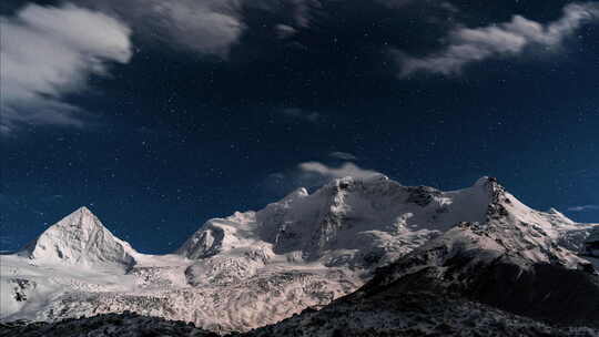 中国西藏那曲萨普雪山星空云层夜空蓝天