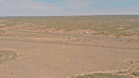 新墨西哥州的一条公路沿着美国国家的沙漠景观