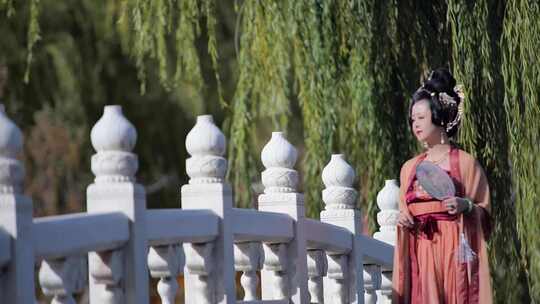 古装女子在石桥上走 古代 古风