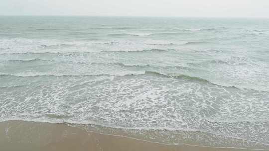 广东雷州海边海浪沙滩