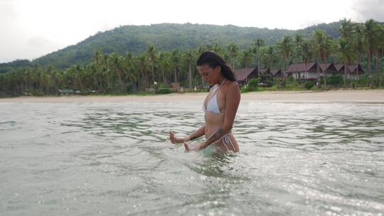 比基尼美女在海里沐浴