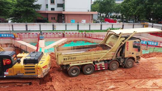 航拍泥头车工地装土道路上行驶