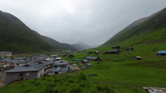 西藏察隅目若村风光