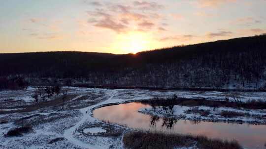 日落冬天的河谷