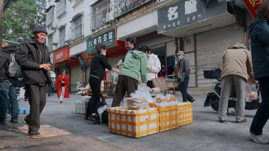 云南中越边境河口农贸市场外香蕉面包销售