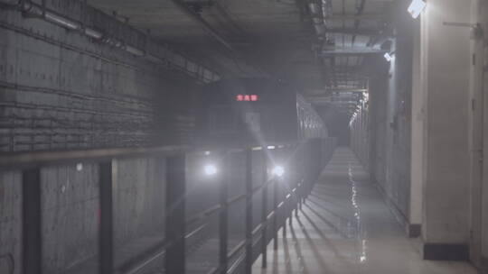 成都地铁站匆忙的行人