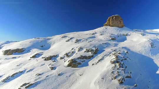 滑雪场的裸露山峰