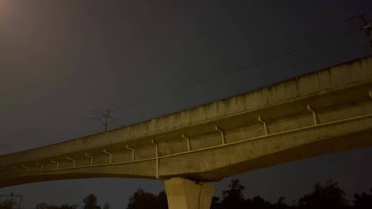 夜晚空中轻轨地铁经过