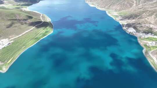 航拍中国西藏羊卓雍措湖边的青稞田风景