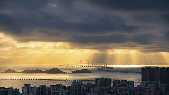 粤港澳大湾区港珠澳大桥海上蜿蜒巨龙日出