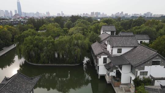 航拍山东济南著名景点大明湖风景区园林景观