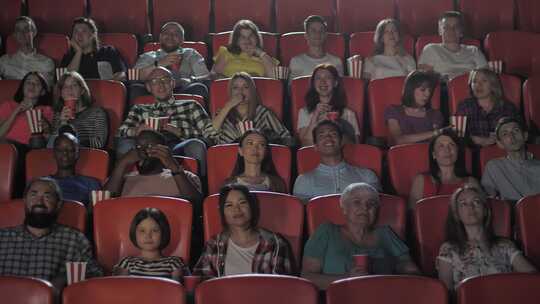 跨国观众在电影院欣赏喜剧视频素材模板下载