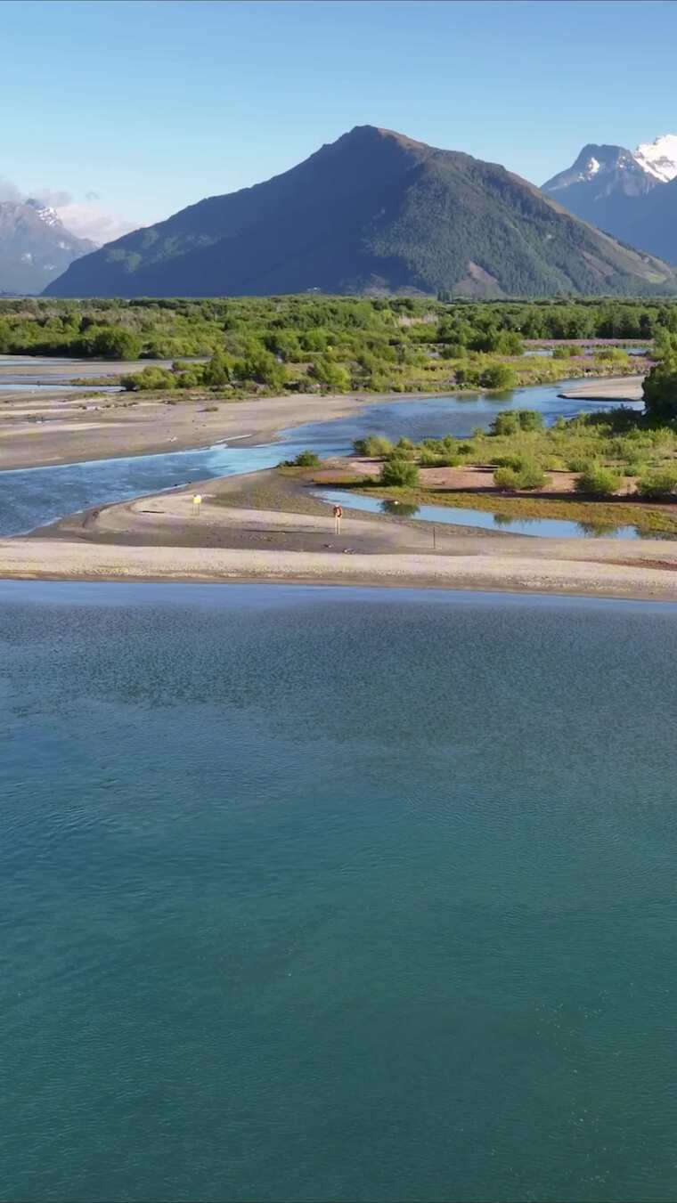 竖屏航拍新西兰格林诺奇湖边小树林