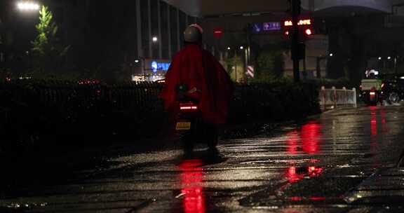 城市雨夜下雨骑车人行人