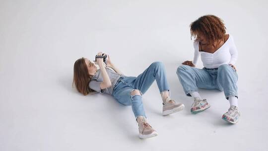 两个正在拍摄视频的女人