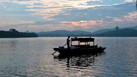 立冬早晨杭州西湖水面游船与雷峰塔水墨画视频素材模板下载