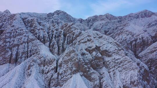 群山残雪