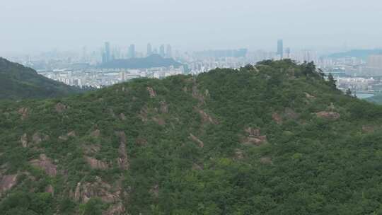 城市背景下的葱郁山林风景/苏州/天池山