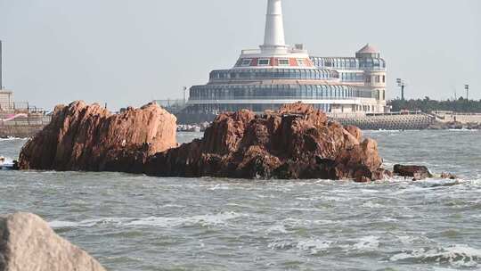 青岛海之恋公园海边的巨浪