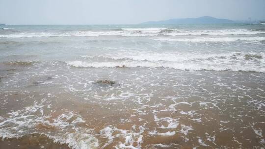 实拍大海海浪浪花沙滩