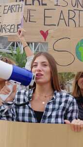 举着标语牌和海报的全球气候变化罢工人士