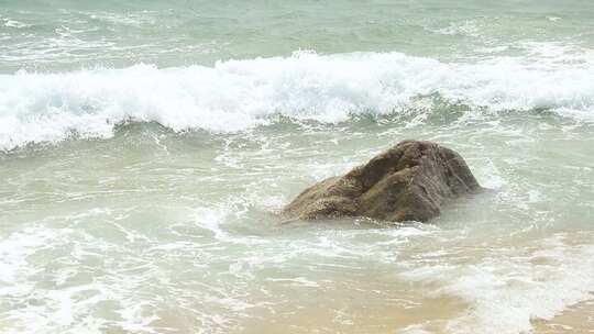 海浪冲刷海中的石头