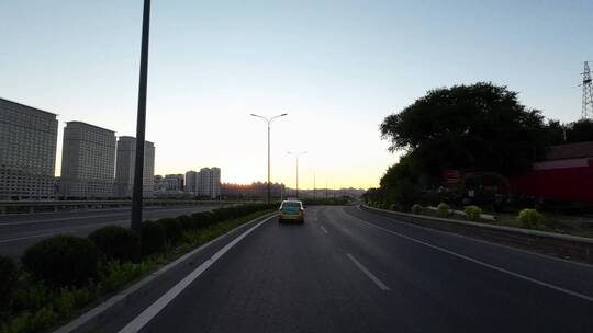 开车视角行驶在公路上  沿途风景