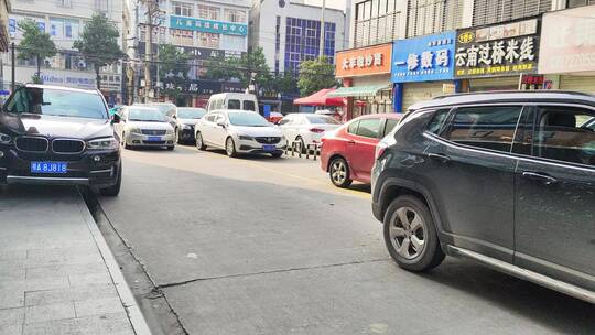 疫情小区门店步行街路上行人街头景象