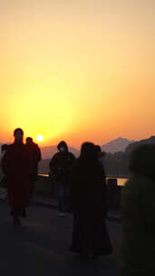 杭州西湖日落人群散步