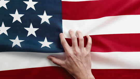 手放在美国国旗特写视频素材模板下载