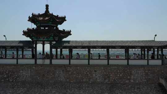 航拍走廊古代长廊游客北京金海湖