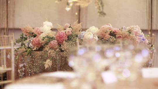 摆满鲜花的婚宴桌