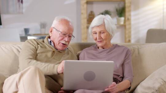 退休夫妻坐在沙发上网购视频素材模板下载