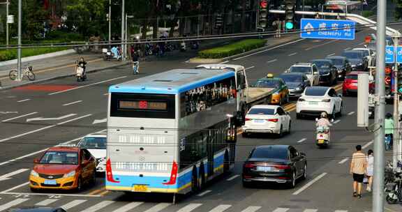 北京五道口成府路车流人流